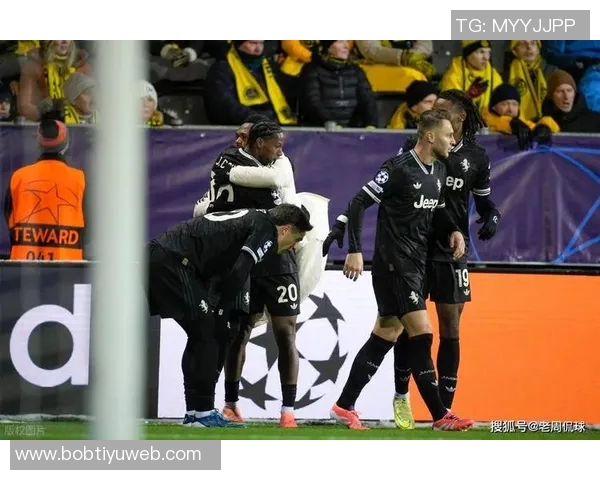 戴维近距离射门遭封堵麦肯尼头球抢点再遭扑救无缘进球 戴维近距离射门遭封堵麦肯尼头球抢点再遭扑救无缘进球