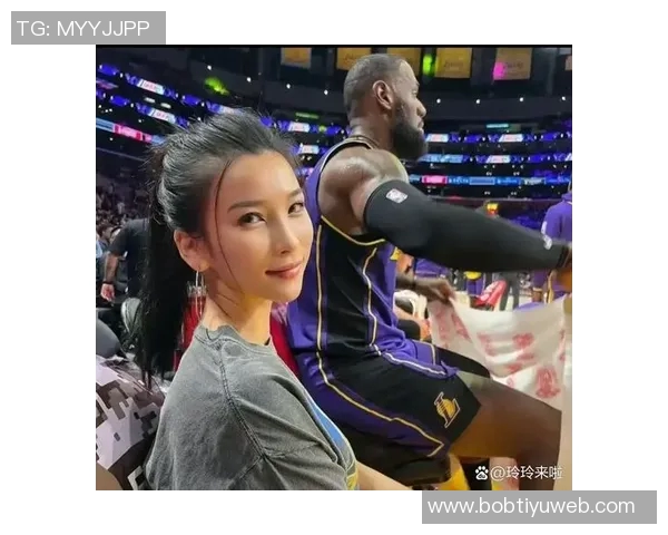 詹姆斯户外活动与三位美女合影俏皮吐舌嫂子知道吗