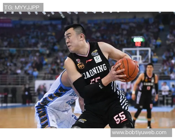 弗里曼防守丹尼斯三分时垫脚被判定为一级恶意犯规引发争议