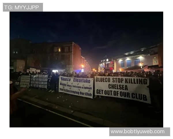切尔西球迷高呼阿布名字举起BlueCoOut旗帜表达不满情绪