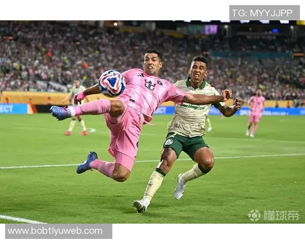 苏亚雷斯小角度射门险些破门立柱成他最大敌人