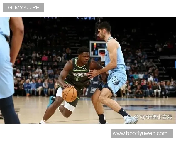 爱德华兹现场脱下比赛球衣赠送球迷令人惊叹的温暖瞬间 爱德华兹现场脱下比赛球衣赠送球迷令人惊叹的温暖瞬间