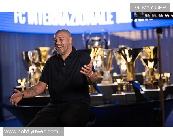 国米官方社交媒体分享图拉姆与阿德里亚诺合影瞬间前辈签名传承情怀