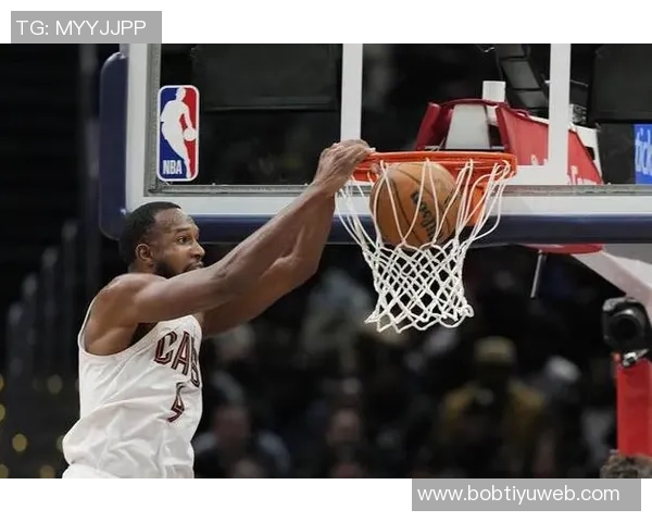 小莫布里首秀表现亮眼18分钟内砍下12分6板2助助球队取胜 小莫布里首秀表现亮眼18分钟内砍下12分6板2助助球队取胜